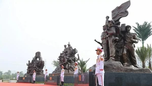 La zone des symboles comprend cinq groupes de statues représentant la solidarité et l’amitié entre le Vietnam et l’Union soviétique, la Chine, Cuba, le Laos et le Cambodge. Photo : Thanh Long.