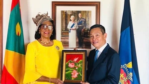 L’ambassadeur Vu Trung My remet un cadeau commémoratif à la gouverneure générale de Grenade, Mme Cécile La Grenade. Photo : Ambassade du Vietnam au Venezuela. 