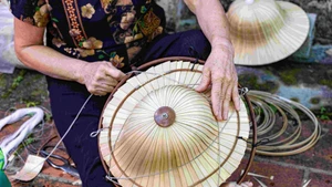 Le nón Lam Xung, inspiré d’un personnage héroïque de la littérature classique chinoise, constitue une création unique et emblématique du village.