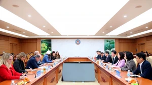 Le vice-ministre vietnamien des Finances Tran Quoc Phuong a eu en entretien avec le ministre canadien du Développement international et des Affaires mondiales Randeep Sarai, mardi à Hanoï.