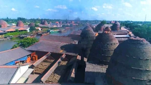 La beauté des villages de poterie au bord du fleuve, à Vinh Long.