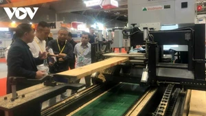 Afin de mieux cerner les préférences des consommateurs sur les marchés d’exportation, les entreprises participent à de nombreux séminaires et salons internationaux. Photo : QH