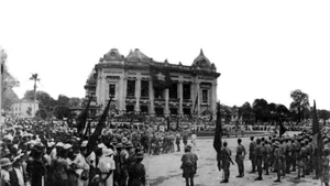 Des unités de guérilla venues des zones de résistance font leur entrée à Hanoï et se rassemblent devant l’Opéra, le 30 août 1945. Photo d’archives : VNA.