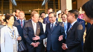 Le président de l’Assemblée nationale, Tran Thanh Man échange avec des membres de la délégation d’entreprises du Conseil des affaires Europe–ASEAN. Photo : Duy Linh.