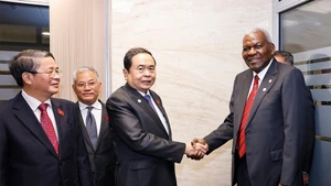 Le président de l’Assemblée nationale du Vietnam, Tran Thanh Man (gauche), et son homologue cubain, Esteban Lazo. Photo : VNA. 