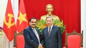 Le secrétaire général du Parti To Lam (droite) reçoit le président du groupe indien Adani, Gautam Adani. 