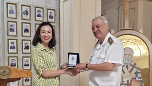 L’ambassadrice du Vietnam en Bulgarie, Nguyên Thi Minh Nguyêt et le contre-amiral Kalinov, directeur de l’Académie navale Vaptsarov. Photo : VNA. 
