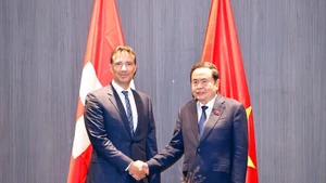 Le président de l’Assemblée nationale Vietnam Tran Thanh Man (à droite) rencontre le président du Conseil des États (Sénat suisse), Andrea Caroni. Photo : VNA. 