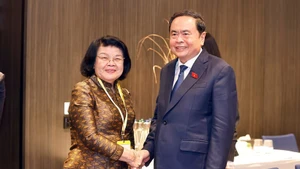 Le président de l’Assemblée nationale du Vietnam Tran Thanh Man rencontre à Genève son homologue cambodgienne, Khuon Sudary. Photo : VNA. 