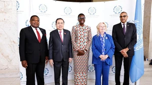 La présidente de l'UIP, Tulia Ackson (au centre), et le secrétaire général de l'UIP, Martin Chungong (1er à gauche), accueillent le président de l'Assemblée nationale, Tran Thanh Man (2e à gauche), à la cérémonie d'ouverture de la 6e Conférence mondiale des présidents de parlement à Genève, le 29 juillet. Photo : VNA. 