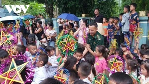 Au centre scolaire de Ta Com, 148 cadeaux ont été distribués aux élèves des écoles primaires et maternelles.