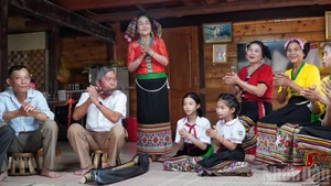 Un artisan transmet aux jeunes les chants traditionnels des minorités. Photo : NDEL