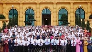 Le président de la République, Luong Cuong, et les artisans participant à la rencontre. Photo : VNA. 