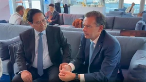 Le Premier ministre Pham Minh Chinh (gauche) et son homologue portugais, Luis Montenegro. Photo: VNA 
