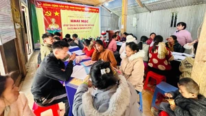 La commune de Pa Tan organise des cours de langue mang pour les jeunes, selon une méthode orale traditionnelle.