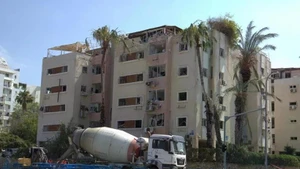 Un immeuble d'appartements de la rue Levy Eshkol, à Tel-Aviv, a été détruit par un missile au petit matin du 16 juin 2025. Photo : VNA. 