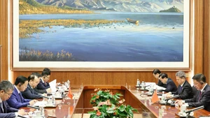 Entre ue entre le vice-Premier ministre Tran Hong Ha et le gouverneur de la province du Yunnan, Wang Yubo. Photo : VNA. 