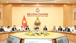 Le ministre vietnamien de l'Industrie et du Commerce, Nguyen Hong Dien, à la séance de négociation en ligne. Photo : baochinhphu.vn 