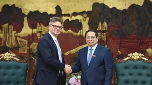 Le Premier ministre Pham Minh Chinh (à droite) reçoit Antoine Colin, vice-président principal chargé de la transformation numérique et de la résilience de la chaîne d'approvisionnement mondiale du groupe américain HP. 