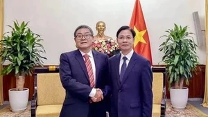 Le vice-ministre des Affaires étrangères Ngo Le Van (droite) 
