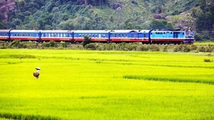 L'Express de la Réunification emmène les passagers à travers les grandes villes et la campagne paisibles Photo : Lonely Planet. 