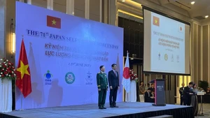 Le général de division Pham Truong Son, chef adjoint de l’état-major général de l’Armée populaire du Vietnam, et l’ambassadeur du Japon au Vietnam, M. Ito Naoki, lors de la réception. Photo : PLO.