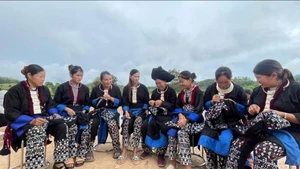 Réaliser un costume Dao Khau demande une année de travail méticuleux. Photo : VH.
