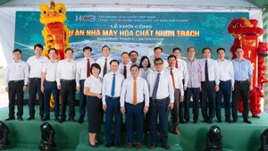 Les délégués présents à la cérémonie de lancement du projet de l’usine chimique de Nhon Trach.