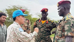 Capitaine Le Trinh Thanh Tuan en mission avec le commandant du bataillon d’infanterie de l’armée sud-soudanaise, à la frontière entre l’UNISFA et le Soudan du Sud.