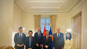 L’ambassadeur du Vietnam en France, Trinh Duc Hai (3e en partant de la droite), pose pour une photo aux côtés des représentants du Mouvement des entreprises de France (MEDEF).