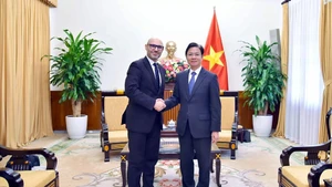 Le vice-ministre vietnamien des Affaires étrangères, Ngo Le Van, a reçu le Dr Martin Czepelak, secrétaire général de la Cour permanente d’arbitrage. Photo : baoquocte.