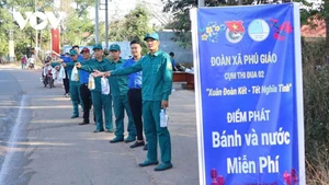 Un retour au pays réchauffé par la solidarité à l’approche du Têt