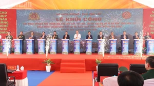 [EN IMAGES] Le Secrétaire général To Lam assiste à la cérémonie de lancement des travaux d’une école primaire et secondaire à Ea Rok