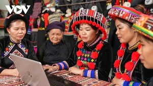 Les habitants suivent le XIVᵉ Congrès national du Parti avec une confiance indéfectible et l’espoir que les décisions stratégiques prises continueront de faire progresser le pays de manière rapide et durable.