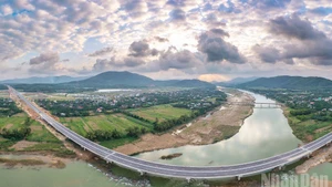 L’autoroute Quang Ngai–Hoai Nhon s’étire comme un ruban de soie à travers les campagnes, reliant les principaux pôles économiques.