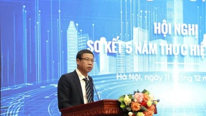 Le vice‑ministre de la Science et de la Technologie, Le Xuan Dinh, prend la parole lors de la conférence. 