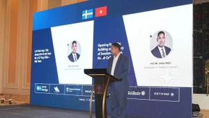 L’ambassadeur de Suède au Vietnam, Johan Ndisi, a déclaré que la coopération entre la Suède et le Vietnam s’est fortement développée, passant de l’aide au développement à la recherche conjointe, au commerce et à l’innovation. Photo : Comité d’organisation