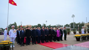 Le Secrétaire général du Parti, To Lam, le Président de la République, Luong Cuong, le Premier ministre, Pham Minh Chinh, le Président de l’Assemblée nationale, Tran Thanh Man, le permanent du Secrétariat du Comité central du Parti, Tran Cam Tu, ainsi que de nombreux autres dirigeants et anciens dirigeants ont déposé une gerbe de fleurs pour rendre hommage au Président Hô Chi Minh tôt le matin du 6 janvier.