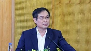 Phan Xuan Thuy, chef adjoint de la Commission centrale du Parti de la propagande, de l’éducation et de la mobilisation des masses et vice‑directeur permanent du Centre de presse du XIVᵉ Congrès, prend la parole lors de la conférence. Photo : baoquocte.