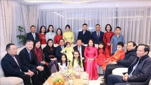 Le Premier ministre Pham Minh Chinh en visite chez M. Hoang Dinh Thang en République tchèque en janvier 2025. Photo : VNA