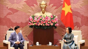 La vice-présidente de l’Assemblée nationale, Nguyen Thi Thanh et le professeur Kim Hak-Min, lors de la rencontre à Hanoï. Photo : VNA. 