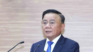 Trân Câm Tu, membre du Bureau politique et permanent du Secrétariat du Parti communiste du Vietnam (PCV), s'exprime lors de la conférence. Photo: VNA 