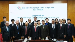 Les délégués posent pour une photo souvenir.