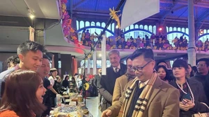 L’ambassadeur du Vietnam en France, Trinh Duc Hai au marché du Têt de l’Année du Cheval 2026 au Pavillon Baltard. Photo : VNA. 