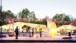 Une exposition originale réalisée à partir de papier "dó" traditionnel et de matériaux recyclés au jardin Dien Hong. Photo : nhandan.vn 