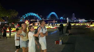 Des touristes visitent Da Nang à l'occasion du Nouvel An lunaire. Photo : VNA. 