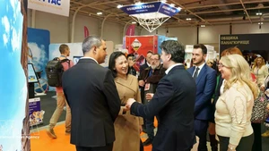 L'ambassadrice du Vietnam en Bulgarie Nguyen Thi Minh Nguyet rencontre le ministre bulgare du Tourisme, Miroslav Borshosh, en marge du salon. Photo : VNA. 