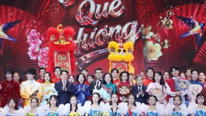 Le président Luong Cuong, son épouse et des artistes participant au programme artistique spécial "Printemps au pays natal 2026". Photo : VNA .