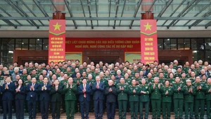 Le secrétaire général du Parti, To Lam pose avec les délégués lors de la rencontre. Photo : VNA. 