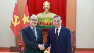 Le secrétaire général du Parti To Lam (droite) reçoit l'ambassadeur de la Russie au Vietnam, Gennady Bezdetko. Photo : VNA.